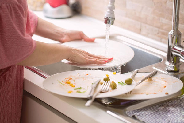Mẹo rửa chén sạch dầu mỡ chỉ trong 1 phút – không hại da tay